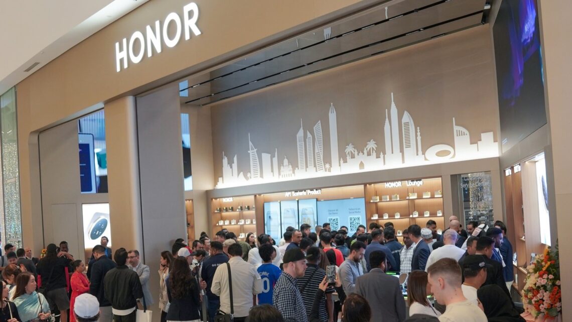 HONOR expands UAE presence with the new Dubai Mall store