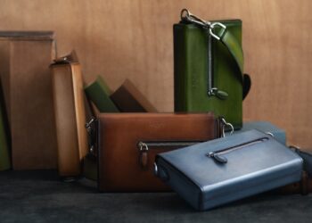 Image of the various colours available for the Berluti Un Jour de Poche bag.