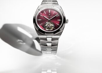 Vacheron Constantin unveils a new version of the Overseas Tourbillon
