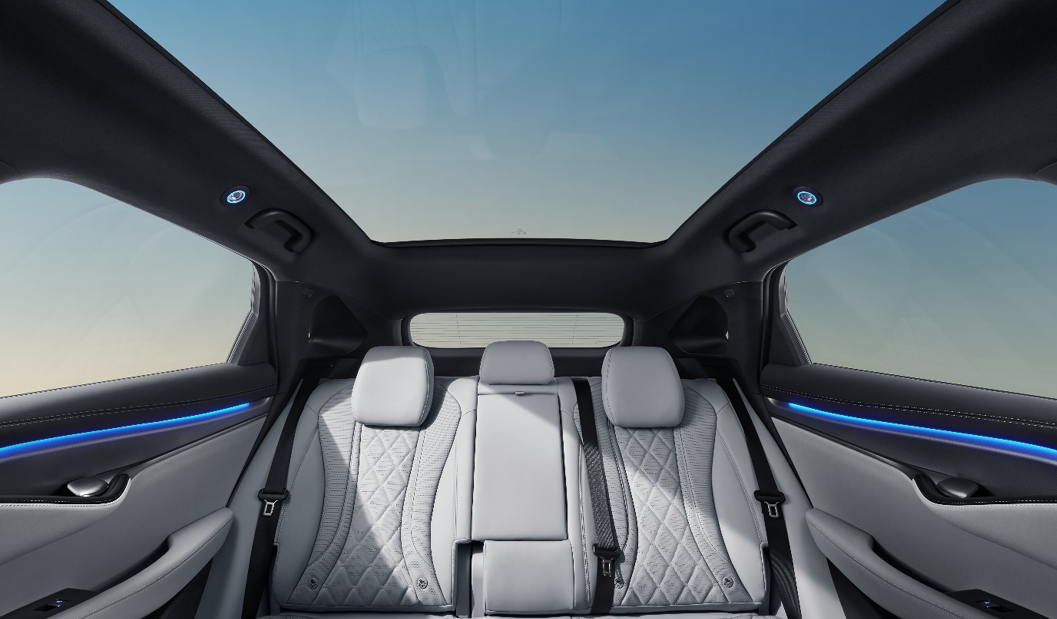 An image of the rear seats and the glass roof of the BYD Sealion 7 First Anniversary Edition with Tahini Blue interior theme