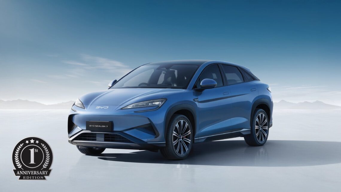 A front three-quarter photograph of the BYD Sealion 7 First Anniversary Edition in Atlantis Gray