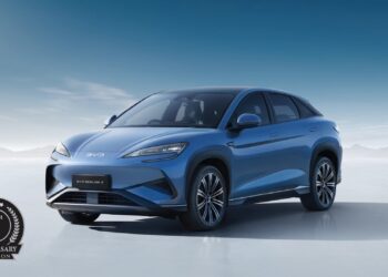 A front three-quarter photograph of the BYD Sealion 7 First Anniversary Edition in Atlantis Gray