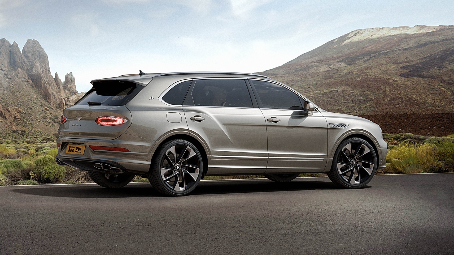 Static image covering the rear-side profile of the Bentley Bentayga Artenara