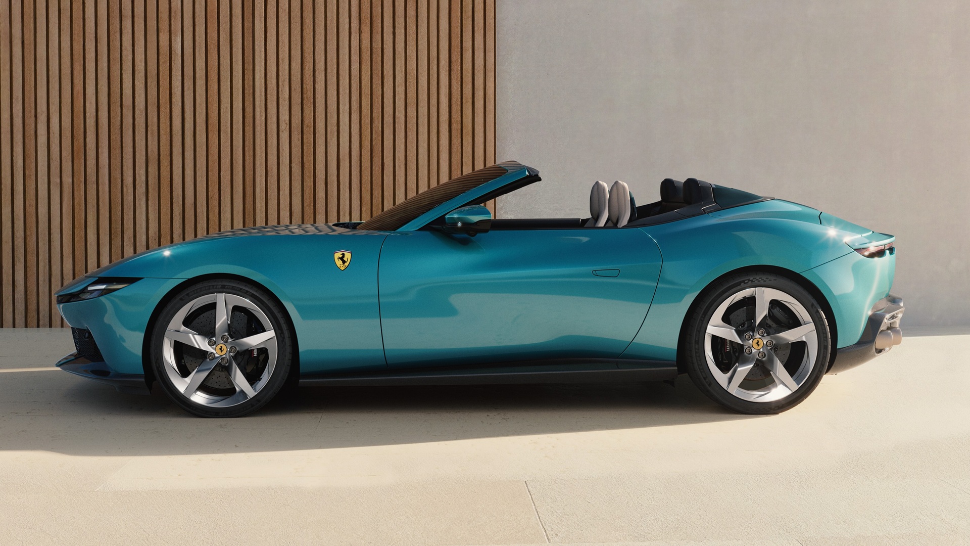 A static shot of the side profile of the new Ferrari Amalfi Spider in Verde Costiera colour