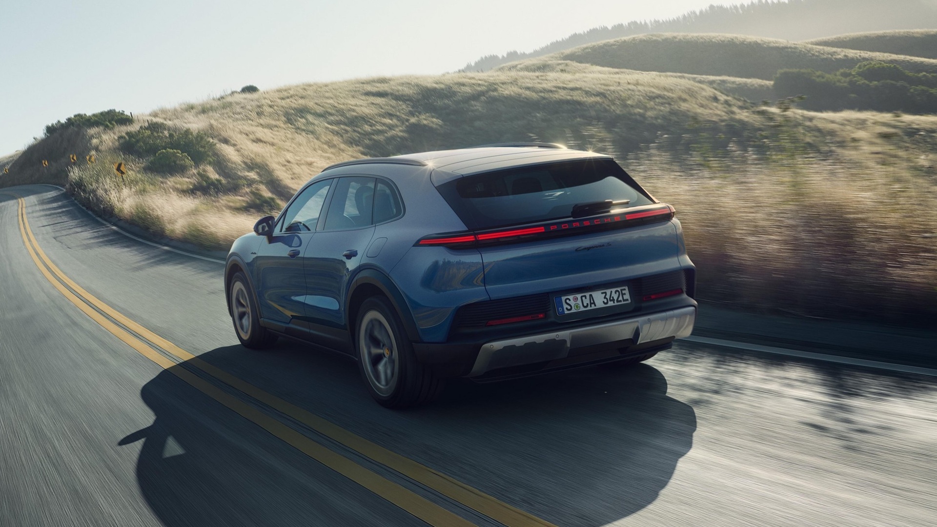 Dynamic shot covering the rear three-quarters of the new Porsche Cayenne S Electric