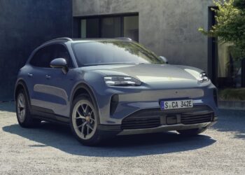 A static front shot of the new Porsche Cayenne S Electric