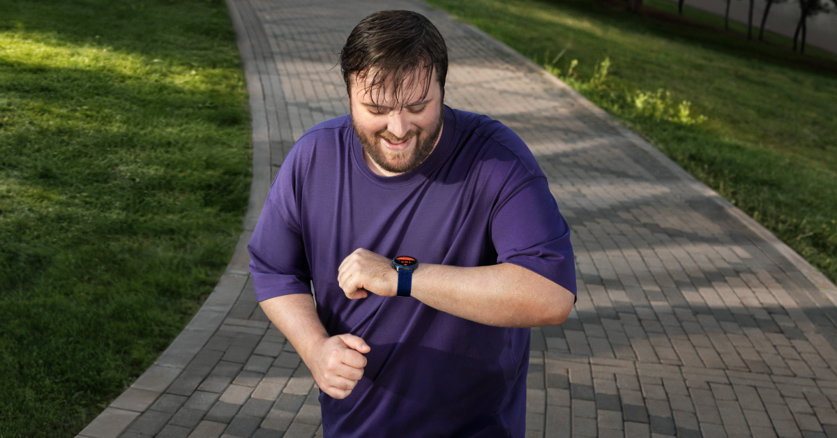 A runner tracking fitness levels on the HUAWEI WATCH GT Runner 2