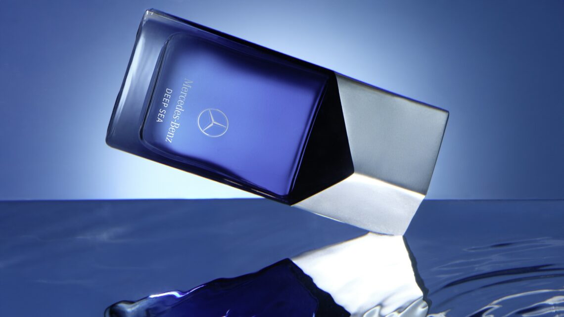 Dynamic image of the new Mercedes-Benz DEEP SEA bottle immersing in water