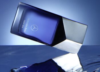 Dynamic image of the new Mercedes-Benz DEEP SEA bottle immersing in water