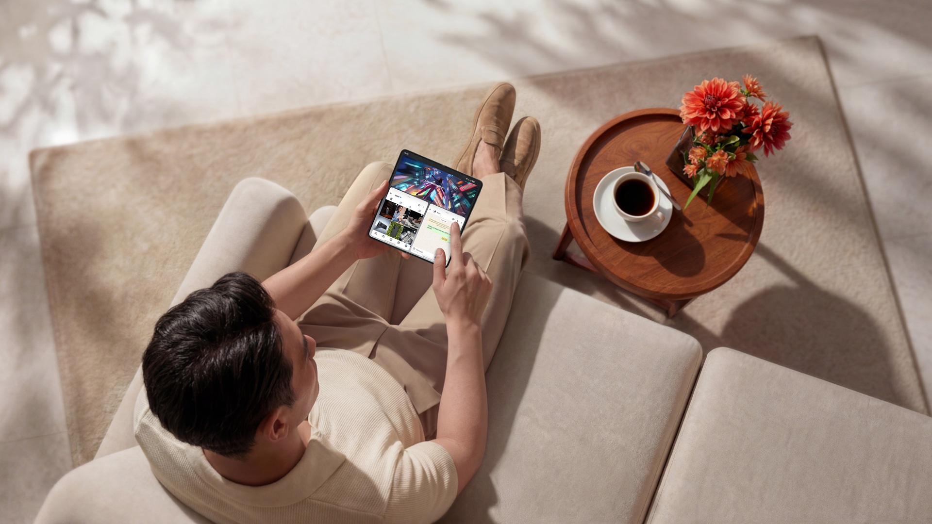 A user with the OPPO Find N6 on a sofa.