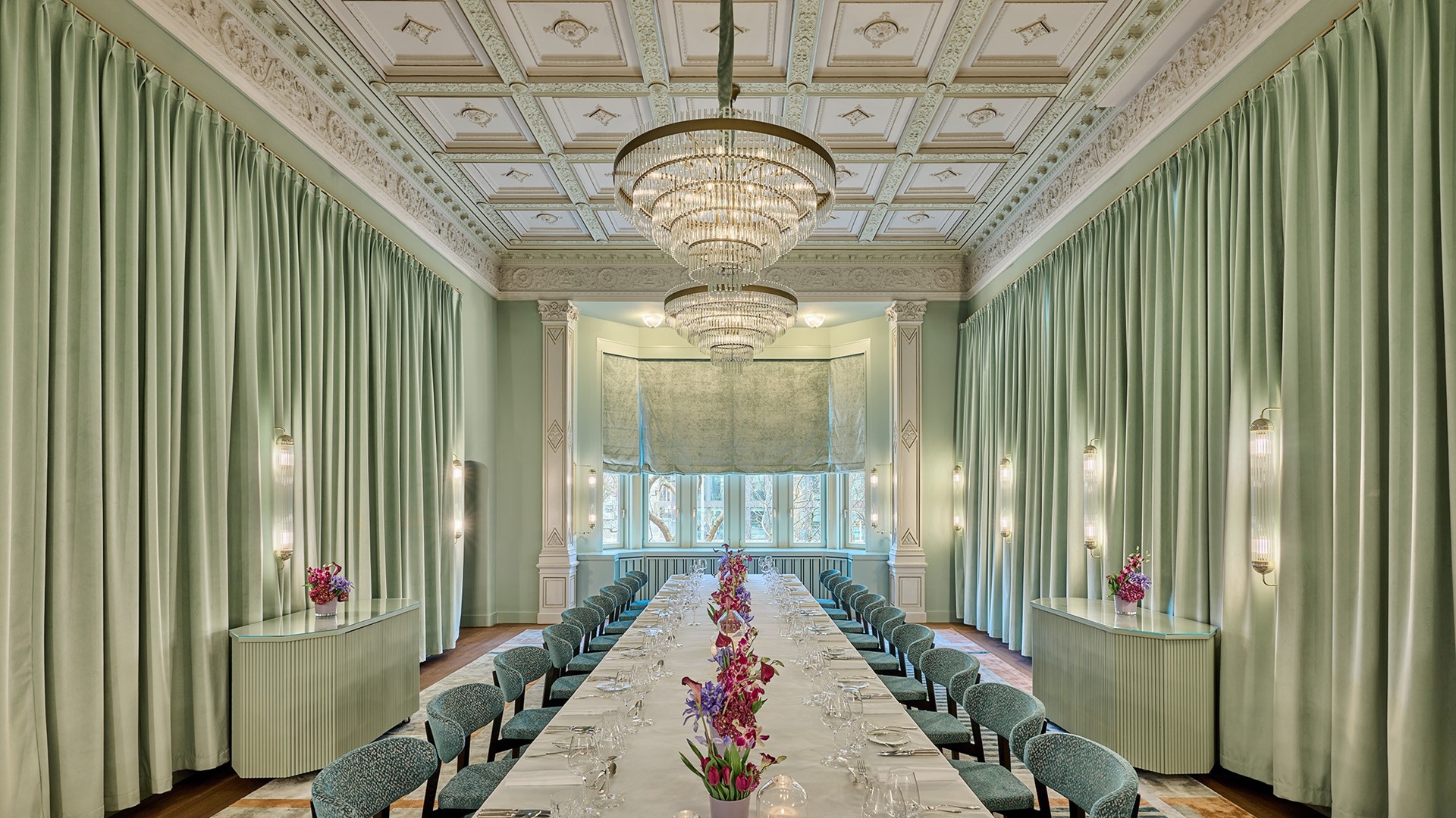 A wide shot of the Salon Dinner insider THE FLORENTIN by Althoff Collection