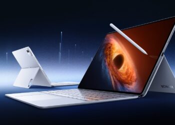 A static image of two HONOR MagicPad4 tablets, both paired with a pencil and keyword