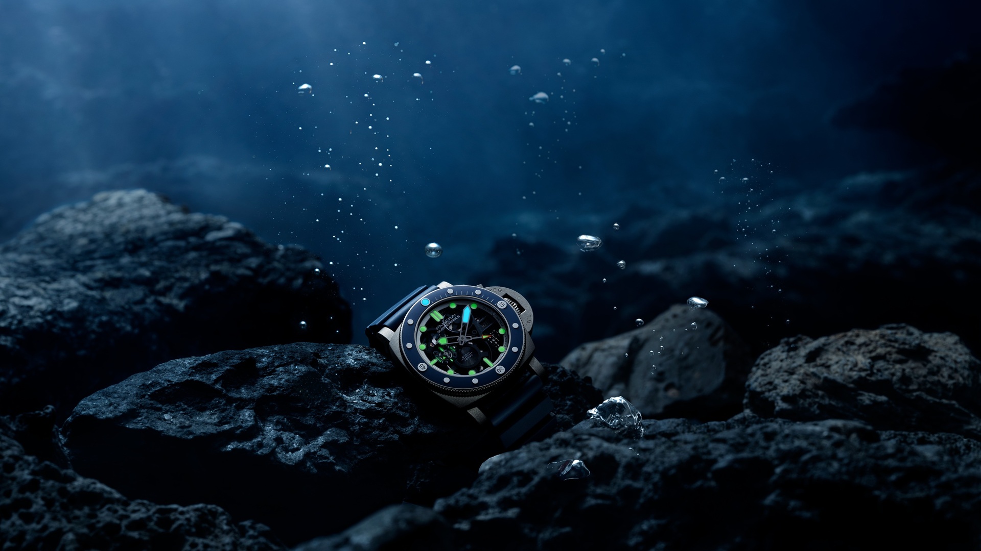 Panerai Submersible GMT PAM01495.