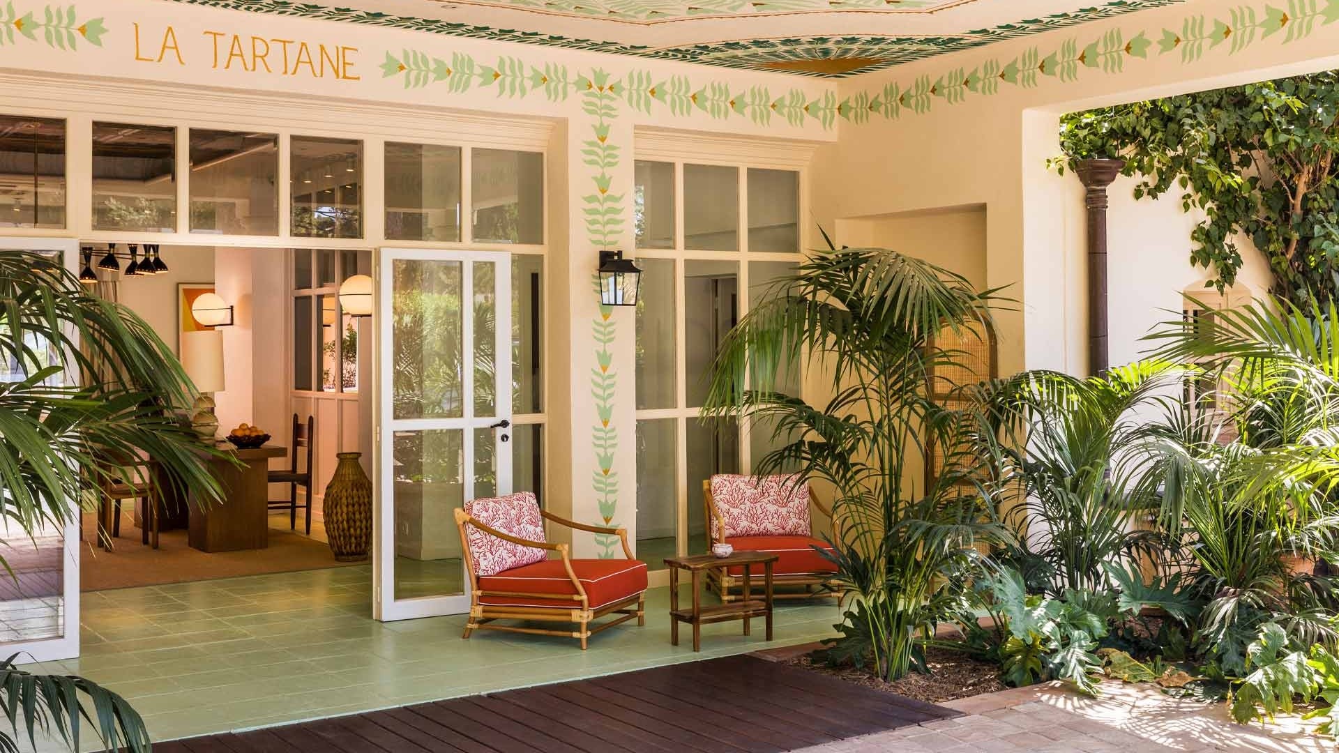The entrance, from a different angle, of the La Tartane, where GAIA Saint-Tropez has come up.