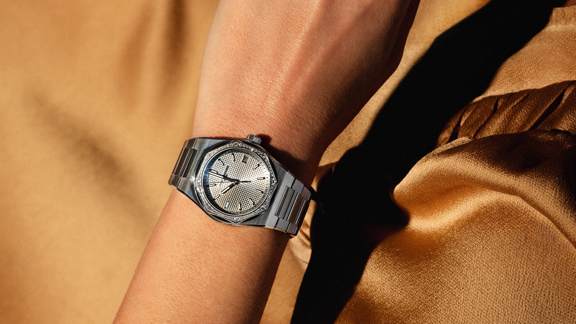 Girard-Perregaux Laureato FIFTY 36 mm with silver coloured dial.