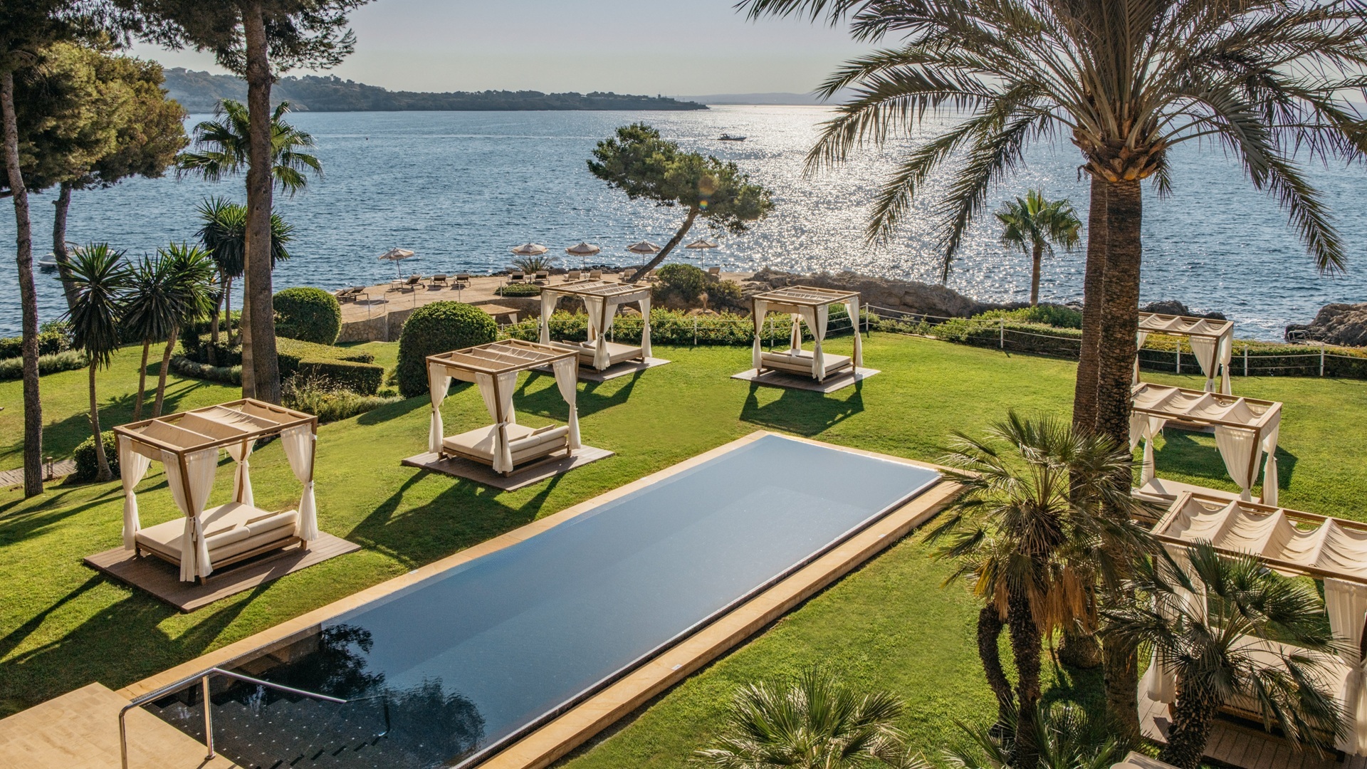 Gran Meliá Eclipse - an image taken from a height of the Sky Pool at Hotel de Mar
