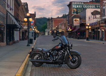 New Harley-Davidson Deadwood Debuts as a Blacked-Out Bobber with 1,923cc V-Twin