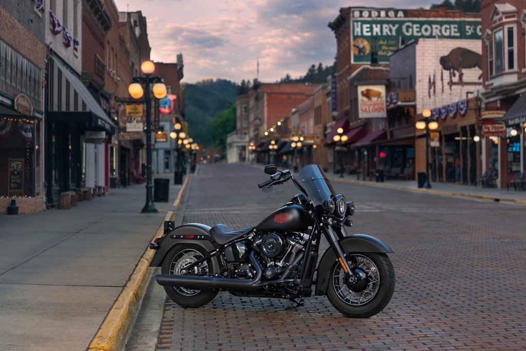 New Harley-Davidson Deadwood Debuts as a Blacked-Out Bobber with 1,923cc V-Twin