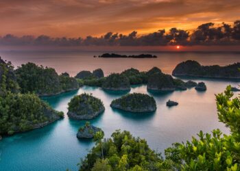 A wide shot of the Raja Ampat, Misool - Prana by Atzaró