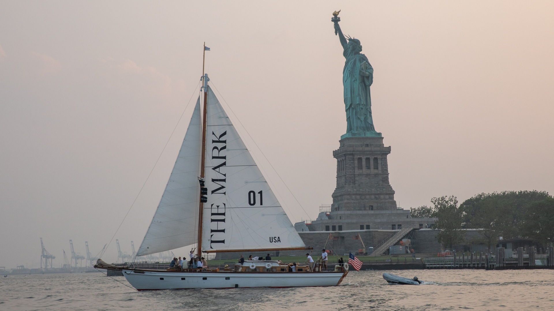 The Mark Grand Slam: the Kaspia Sail with the statue of liberty in the background