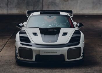 Flachbau RS Porsche: Unique 911 GT2 RS Modified with Slantnose Body and Manthey Aero