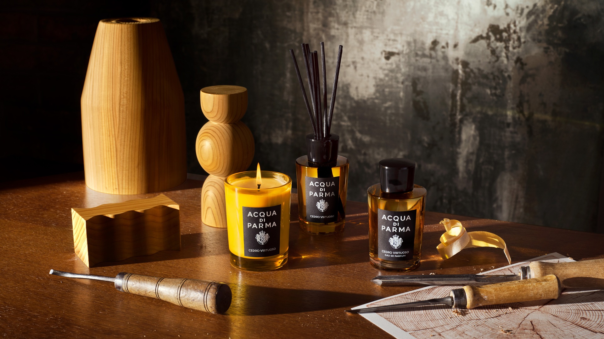 A lifestyle image of the Acqua di Parma Cedro Virtuoso range, including the candle, diffuser and the perfume bottle