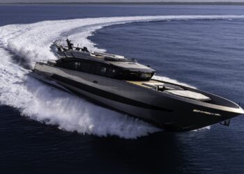Brabus AB110 Yacht: A dynamic image of the yacht taking a turn.