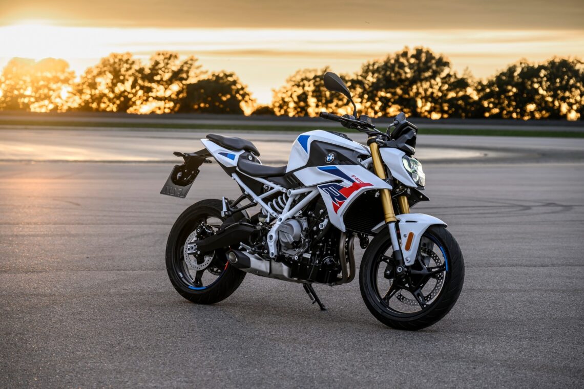 BMW F 450 R Debuts as Lightweight 48 hp Roadster With Advanced Clutch Technology