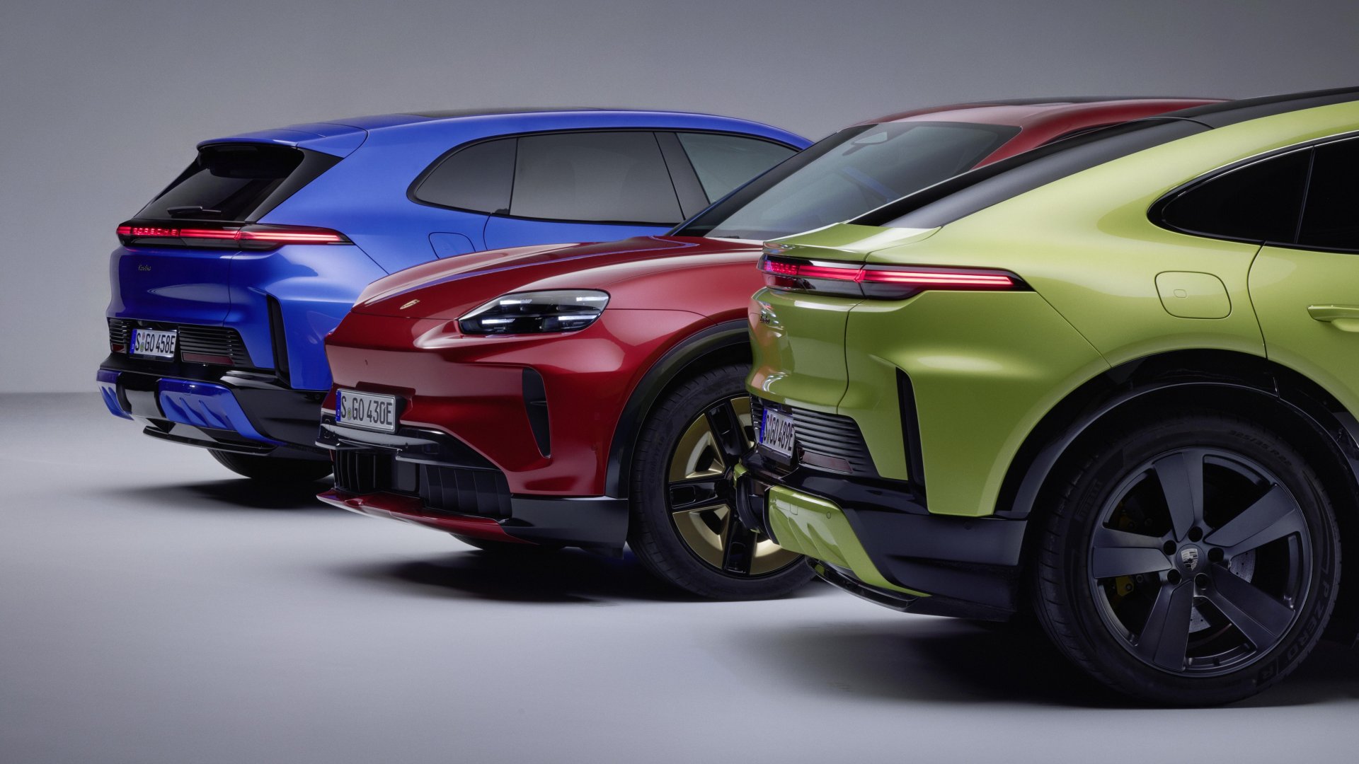 Porsche Strategy 2035: Three Porsche Cayenne models parked in different colours